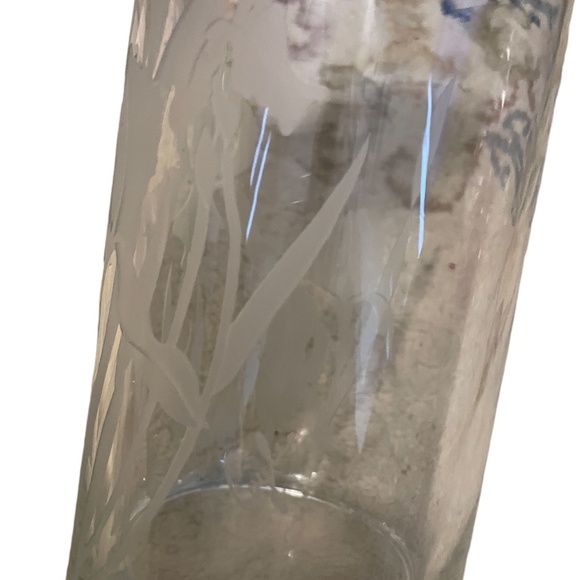 PERRY COYLE CRYSTAL DEEPLY ETCHED BEARDED IRIS FLORAL ART GLASS VASE, SIGNED - Picture 12 of 15
